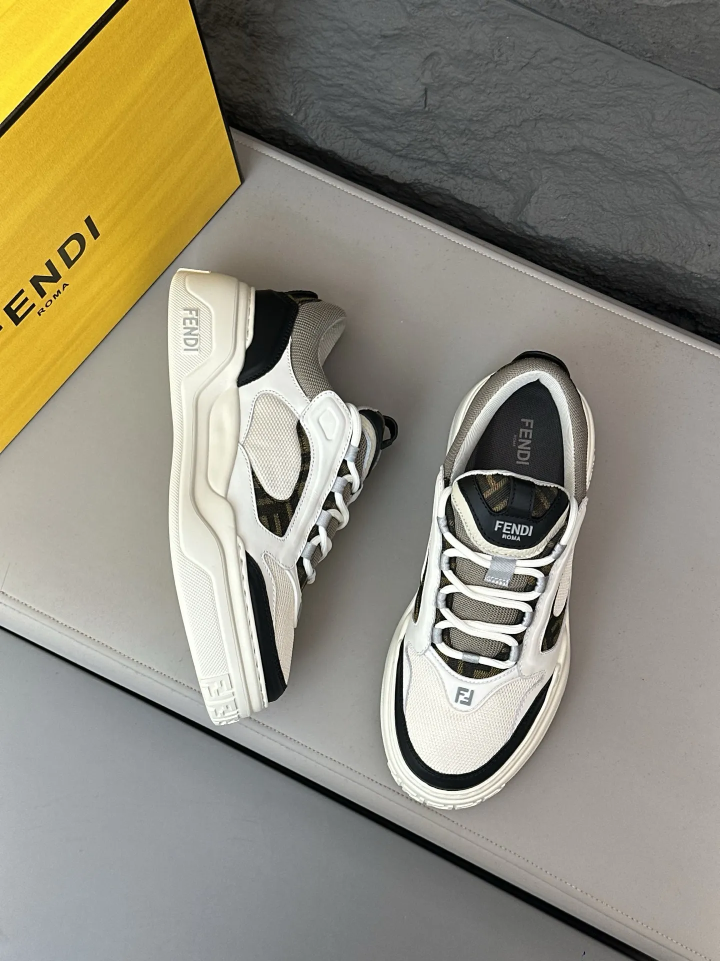 [FENDI] Fendi men's shoes 💰780💰 - High-end quality original casual sports shoes - Upper: Nappa calfskin, pebbled calfskin, tongue and heel; injection molded brand logo plastic module - Lining: brand canvas - Outsole: ultra-light T men's shoes 💰R foam rubber; molded outsole - Super high quality control, fine workmanship: highlighted (high-end, luxury, grade) -Size :39-44 (38, 45, can be customized)